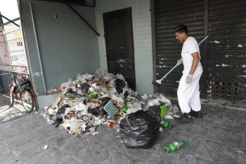 Moradores e comerciantes denunciam a sujeira que toma conta das ruas