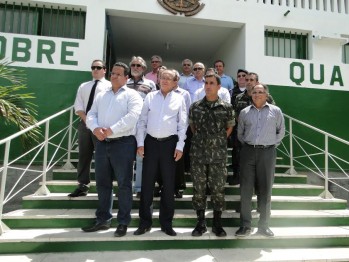 Major Kauê Meneses e representantes do Poder Executivo 