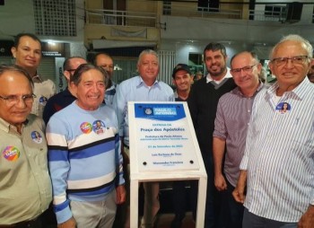 Políticos divulgaram material de candidatos durante inauguração de uma praça no BTN.